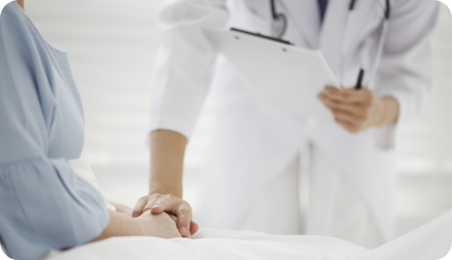 환자의 손을 잡아주는 의사