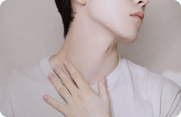 목의 통증을 호소하는 여성