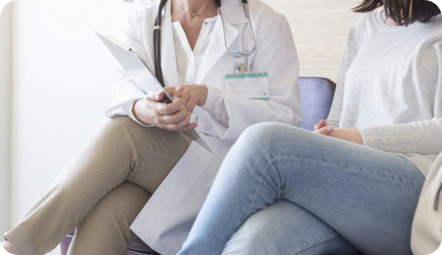 환자의 이야기를 듣는 의사