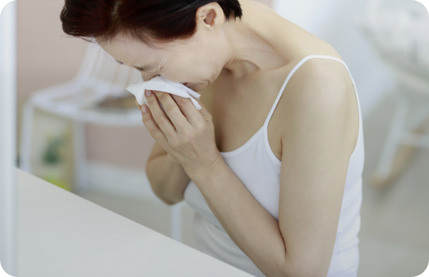 코를 푸는 여성