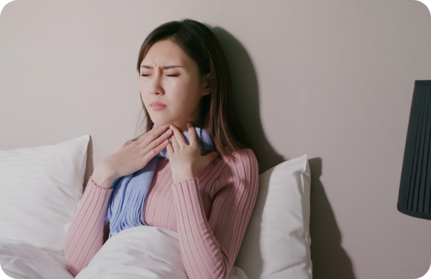 목의 통증을 호소하는 여성