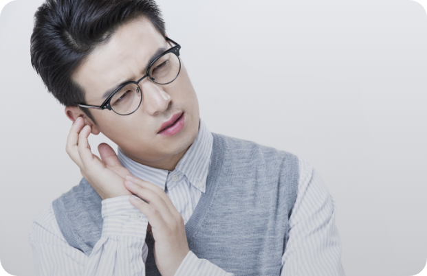 귀를 만지는 남성