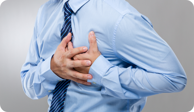 심장 통증을 느끼는 남성