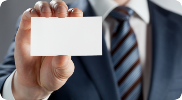 명함을 내미는 남성