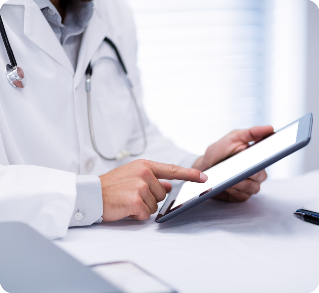 검진표를 가리키는 의료진