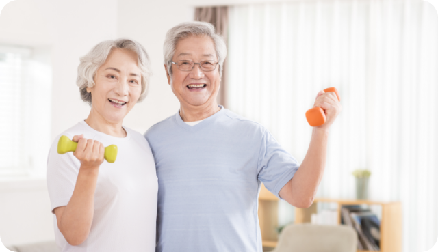 어깨동무를 하고 웃는 중년 남녀