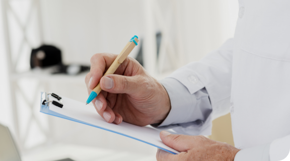 검진표를 체크하는 의료진