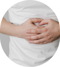 배에 양 손을 얹은 사람