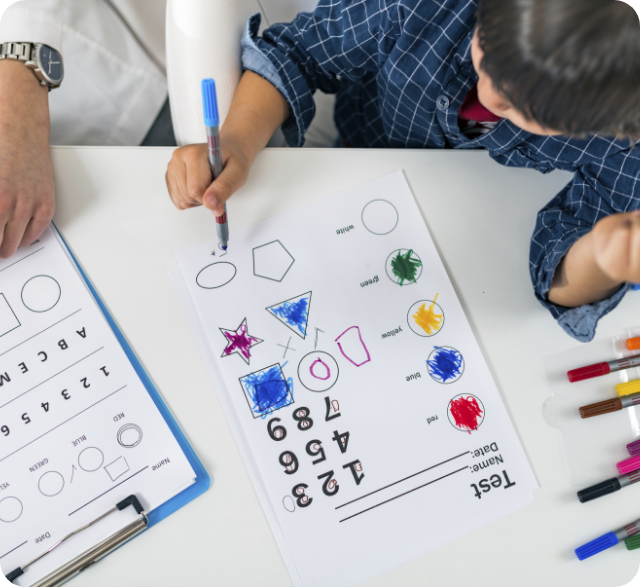 색칠 테스트를 하는 아이