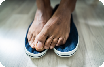 발로 반대쪽 발을 누르는 사람